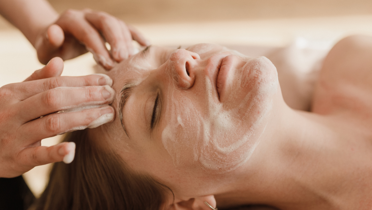 Rebuild Moisture: The Best Hydrating Skincare After Sunburn